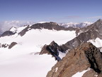 Am Gipfel mit Blick auf Sonklarspitze und Wildspitze.