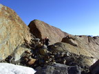 Vom Gletscher glattgeschliffene Felsen liegen wie Walbuckel auf unserem Weg.
