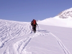 Marsch zum Dosson di Genevo mit 3441m einer der hoechsten Gipfel in der Adamellogruppe 
